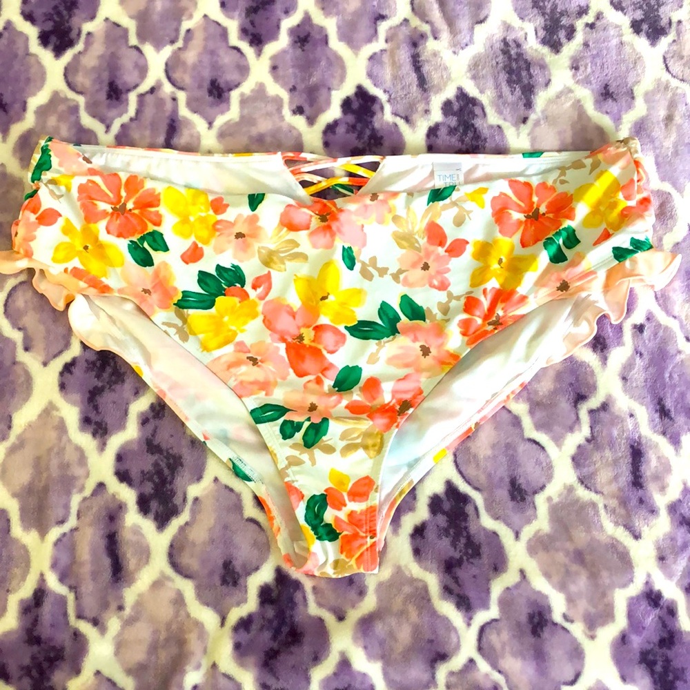 NWOT Plus Size 3X (24W - 26W) Time and Tru Floral Cutout Ruffle Bikini Bottom